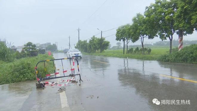 危险！占陇一地下排污管道堵塞雨天往外倒灌水(图1)