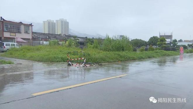 危险！占陇一地下排污管道堵塞雨天往外倒灌水(图4)