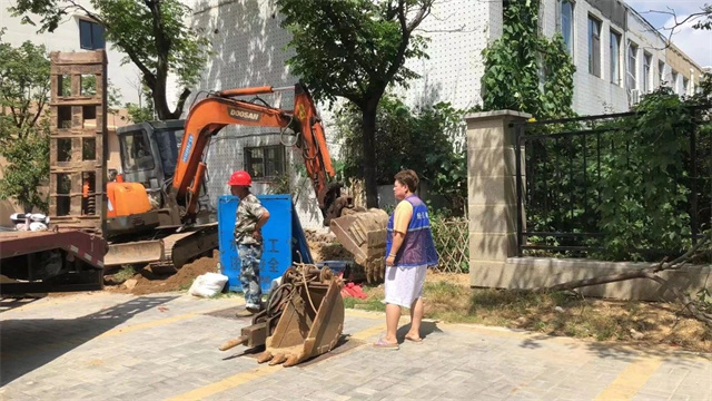 皇冠街道皇冠花园社区：疏通排污管道春风化雨暖民心(图1)