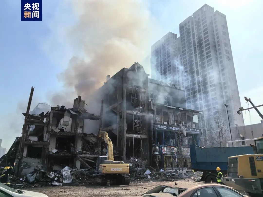 河北燕郊爆炸已致2死26伤四层建筑坍塌！招待所老板娘遗体找到丈夫仍失联(图1)
