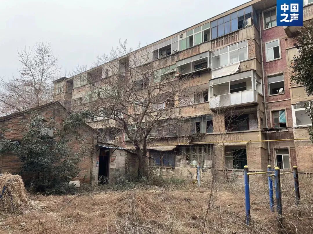 老旧小区维修改造反而变危房！居民回迁为何遥遥无期？(图1)