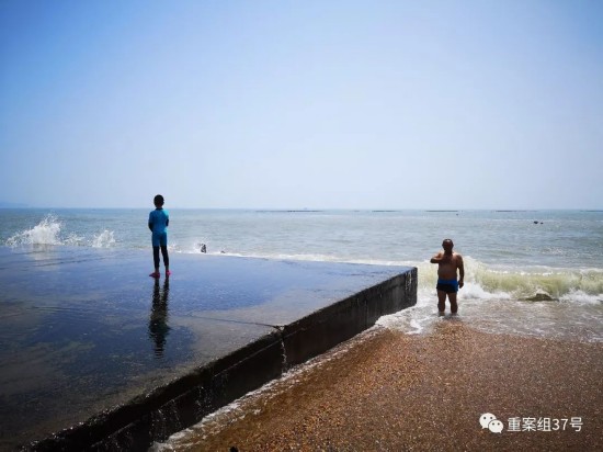 大连5A级度假区污染严重游客海里游泳身上沾油污(图3)