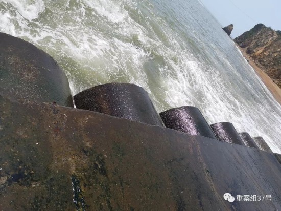 大连5A级度假区污染严重游客海里游泳身上沾油污(图1)