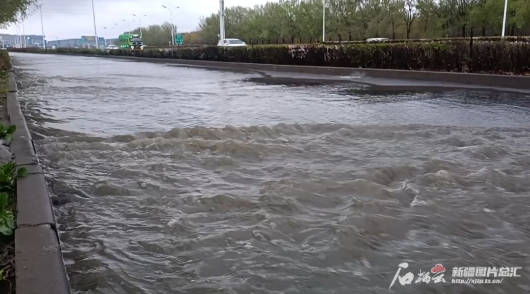 记者追踪丨为何一下雨乌鲁木齐北京北路就被淹？(图1)