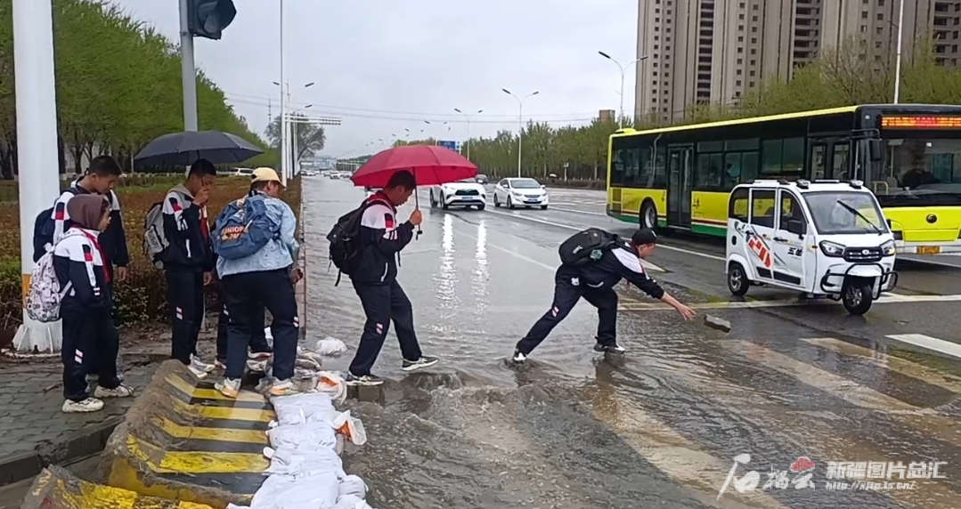 记者追踪丨为何一下雨乌鲁木齐北京北路就被淹？(图2)