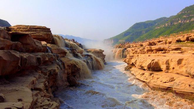 曝甘肃一管道向河道排大量黑色污水现场画面流出评论区炸了锅(图2)