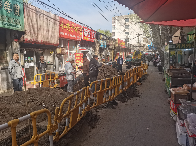管道破损路塌陷及时维修暖人心(图1)