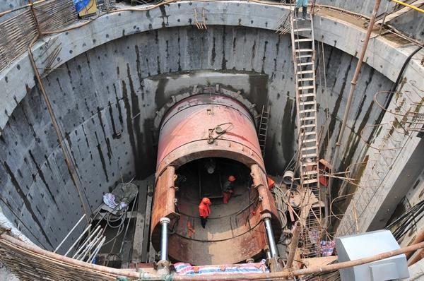 武汉地下顶管管道穿越施工 地下物探施工管道穿越的探秘之旅(图1)