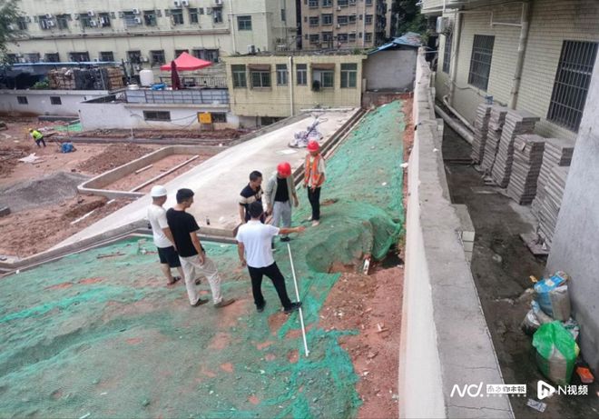 深圳一楼栋后惊现不明大洞！三名网格员立即分头行动……(图1)