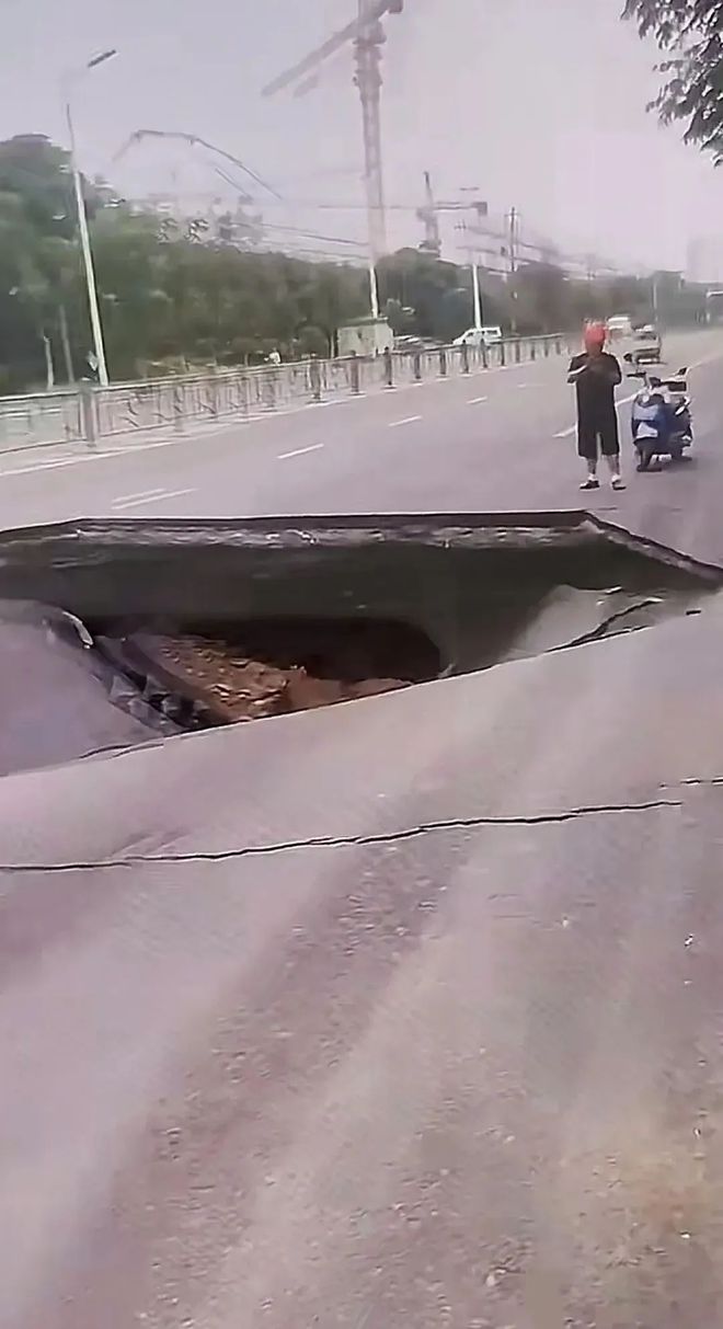现场已封闭！市区这里路面坍塌！(图2)