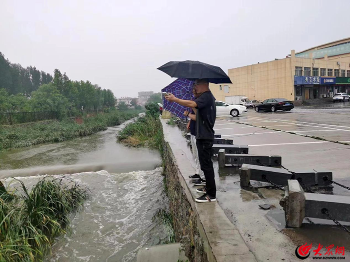 泰安市生态环境局岱岳分局开展降雨期间水环境隐患排查(图1)