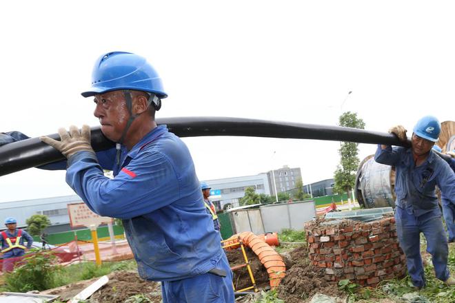 为满足居民和企业增容用电需求德阳电力冒酷暑敷设4000多米电缆(图1)