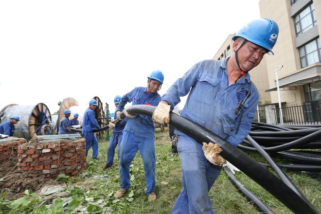 为满足居民和企业增容用电需求德阳电力冒酷暑敷设4000多米电缆(图2)