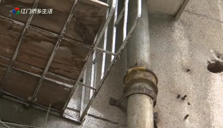 居民楼排污管道损坏被旧房子压着无法维修(图2)