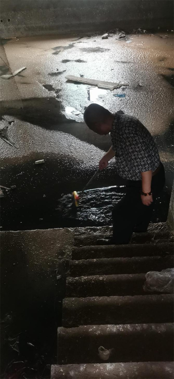 烟台东轸格庄一居民家惨遭污水回灌原因疑是违建施工破坏排污管道(图1)