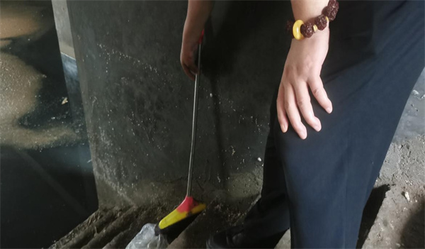 烟台东轸格庄一居民家惨遭污水回灌原因疑是违建施工破坏排污管道(图2)