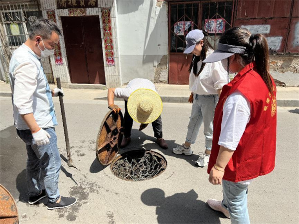 疏通下水道解决居民烦心事(图3)