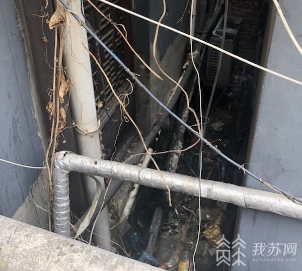 南京一民国小楼污秽物漫溢多日12345平台：联系上房主后尽快施工解决(图2)