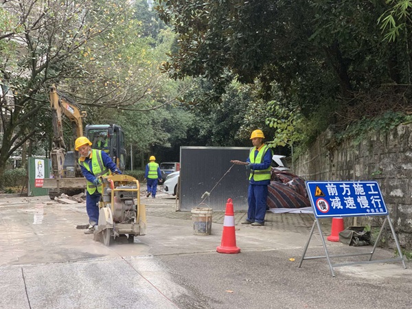 走进春雷路片区埋设污水管道工程施工现场(图1)