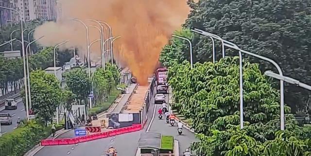 南宁一排污管道爆炸大量黄色物飞喷监控直击突发瞬间(图1)