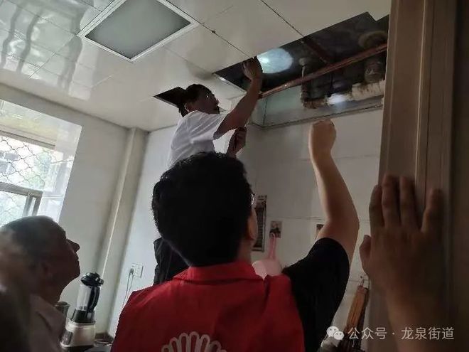 滕州：有人反映——楼上邻居厨房排污管道往家中渗水(图1)