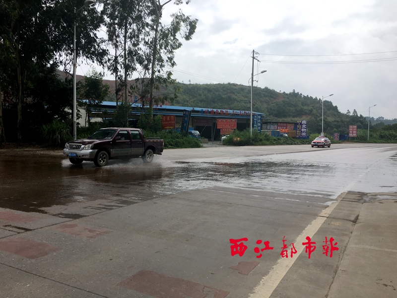 外环路儒隆隧道附近污水横流(图1)