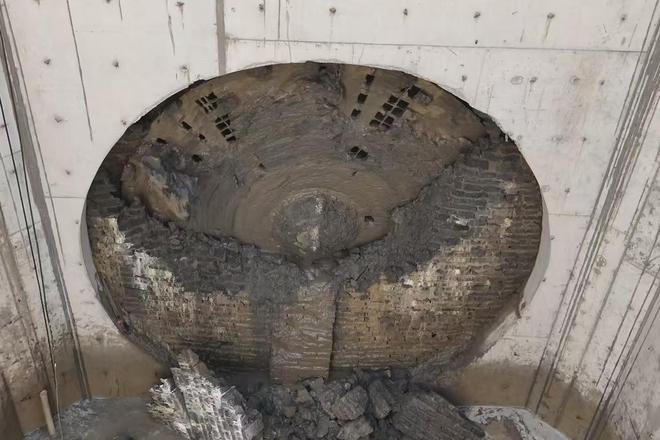 宁夏最长地下大管径电力工程顺利贯通工程施工现场。(图1)