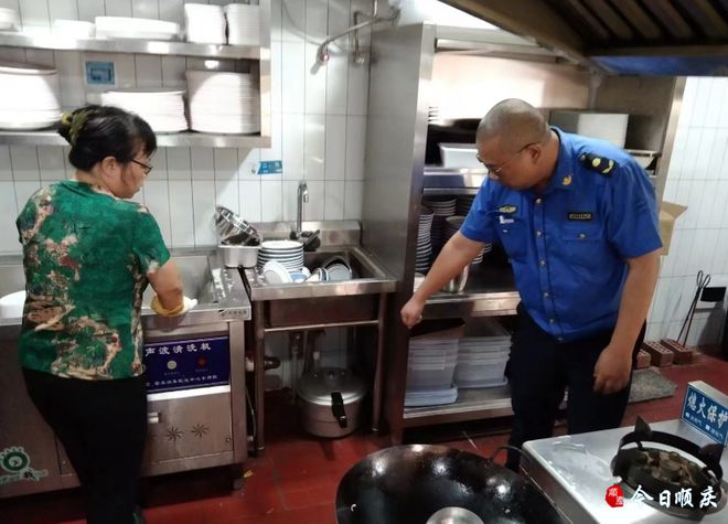 油污水直排城市管道这家餐馆被处罚(图1)