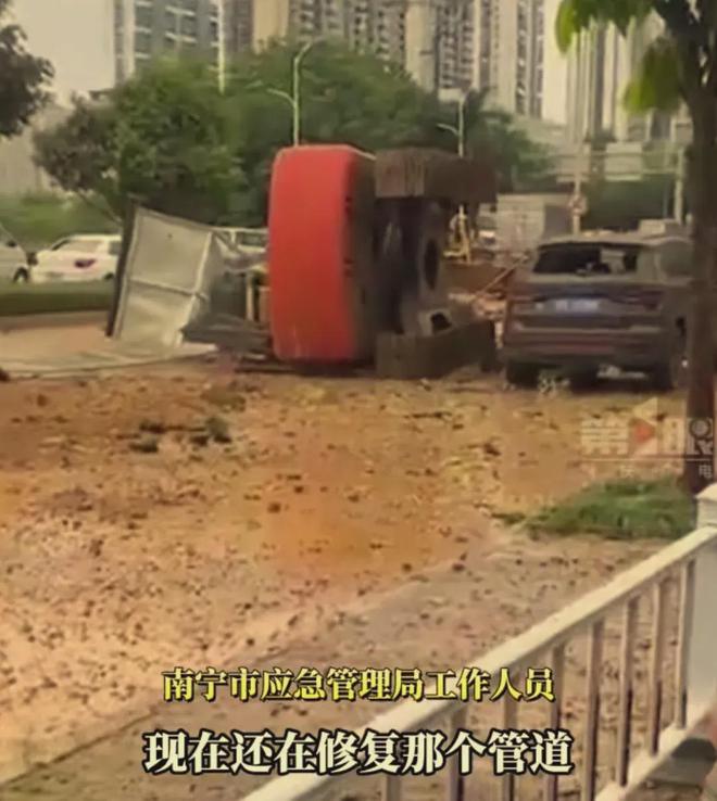 南宁排污管道爆炸这么猛？粪便满天飘路人都臭了12吨挖机被炸翻(图1)