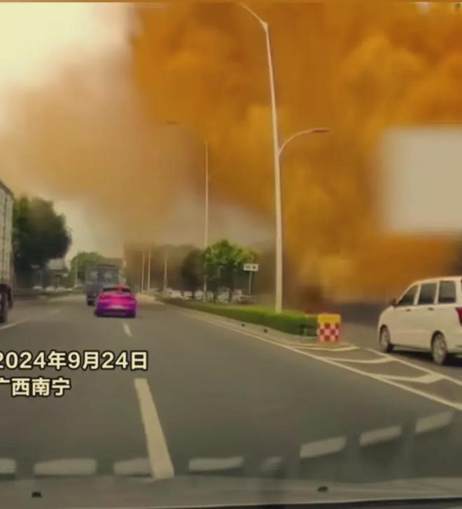 南宁排污管道爆炸这么猛？粪便满天飘路人都臭了12吨挖机被炸翻(图2)