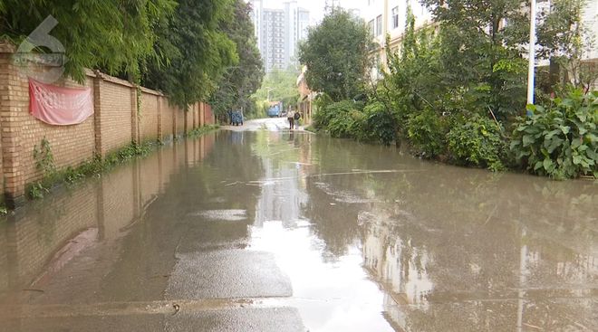 “天天都脱鞋子过”？当村口道路被污水淹没……(图1)