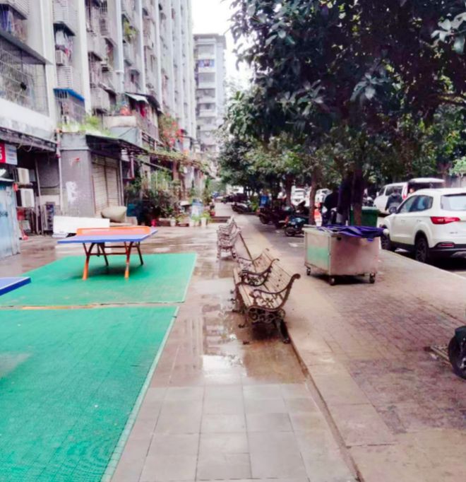南岸区城市管理局：疏通化粪池排水管道解决小区居民烦心事(图1)