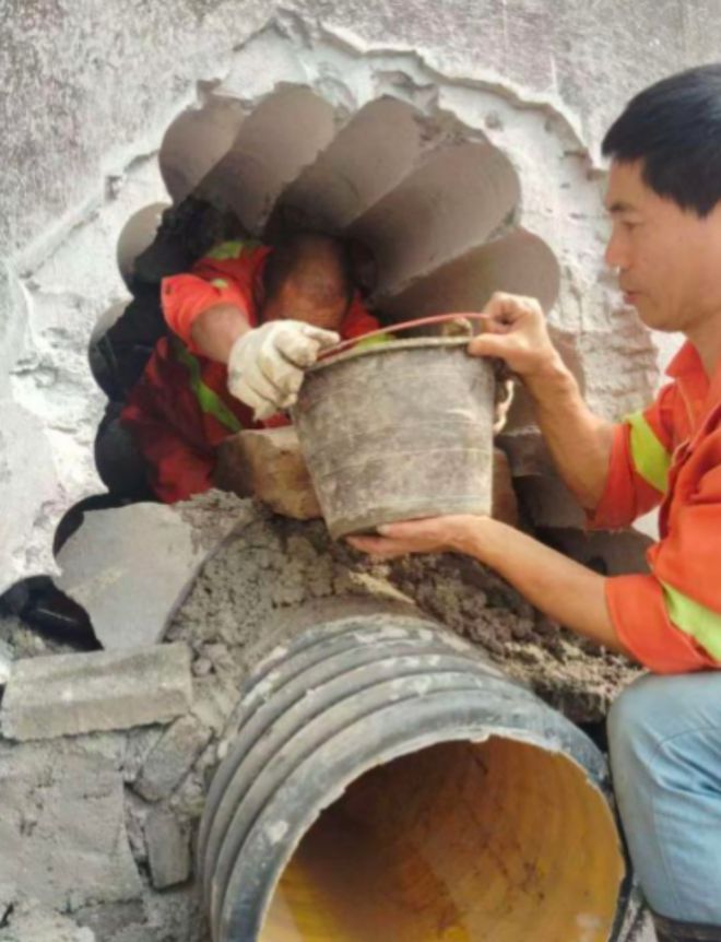 南岸区城市管理局：疏通化粪池排水管道解决小区居民烦心事(图5)