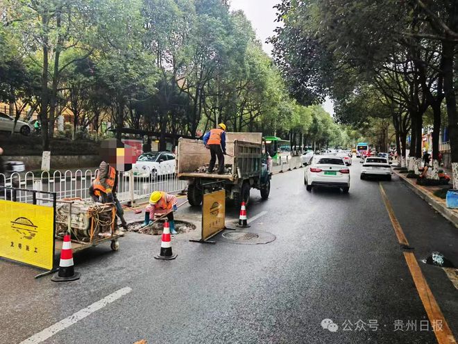 长时间占用快车道违规施工致严重拥堵贵阳职能部门：罚！(图1)