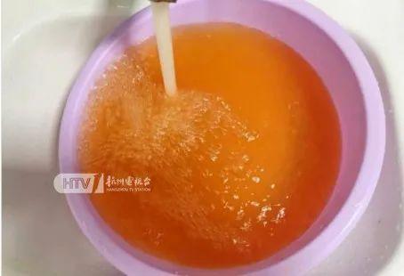 “自来水的颜色跟芬达一样黄！”杭州一小区三四百户居民受影响！多方最新回应……(图1)