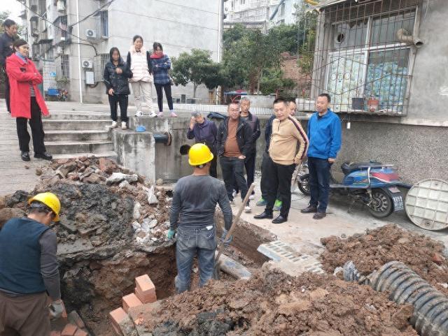 广元市利州区上西街道橄榄园社区：更换排污管网解决居民烦心事(图1)