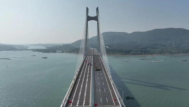 海上“巨龙”呈现！阳江境内最长跨海大桥的硬核工业美(图1)