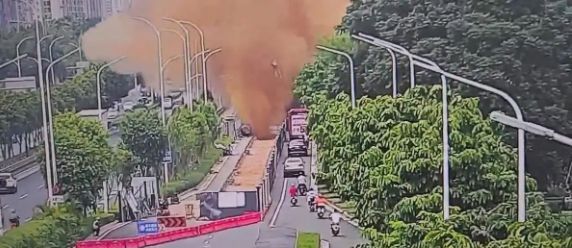 南宁一道路的排污管破裂喷出大量黄色液体！回应称……(图2)