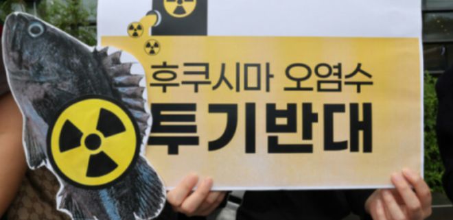 双管齐下韩国官员表态后韩国团体自发包围日本大使馆抗议(图2)