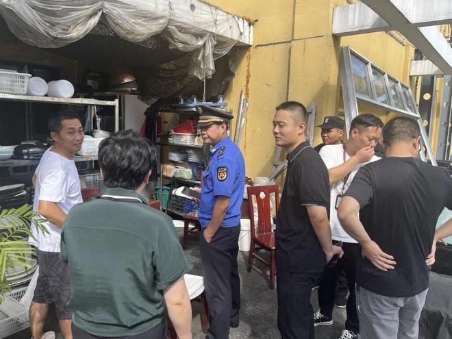 餐饮油污管道疏通难？奉浦街道这个社区这么做→(图3)