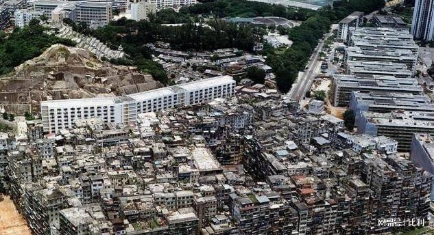 香港九龙寨城老照片：曾是香港最邪恶肮脏之地图9场景令人作呕(图6)