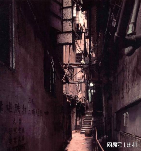 香港九龙寨城老照片：曾是香港最邪恶肮脏之地图9场景令人作呕(图9)