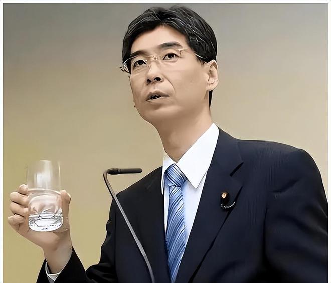2011年那个当着全世界面喝下核污水的日本官员如今怎么样了(图8)