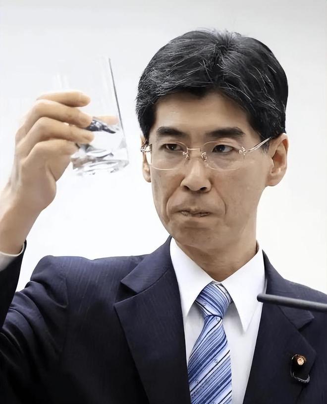 2011年那个当着全世界面喝下核污水的日本官员如今怎么样了(图9)