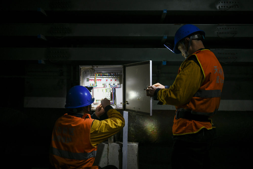 新春走基层·记者体验360行走近城市地下工种管廊运维员：日行2万步为城市生命线“号脉”(图1)