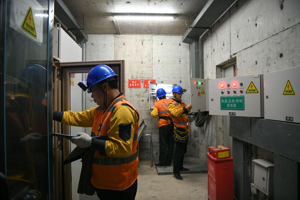 新春走基层·记者体验360行走近城市地下工种管廊运维员：日行2万步为城市生命线“号脉”(图2)