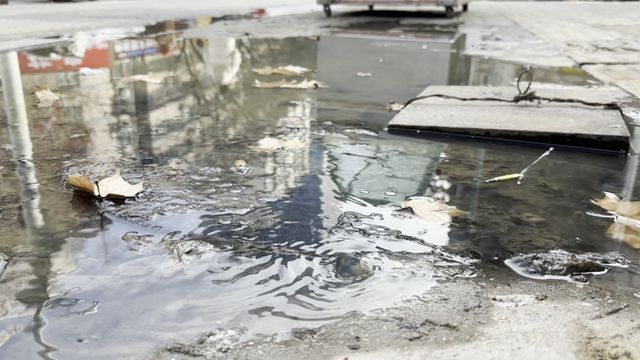 郑州红专路一“户管井”污水外溢城管联系责任部门疏通(图2)