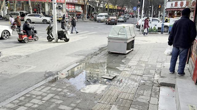 郑州红专路一“户管井”污水外溢城管联系责任部门疏通(图1)