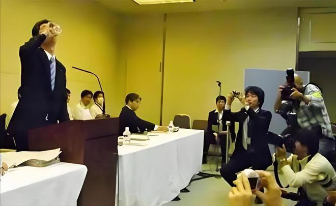 14年前豪饮核污水的日本官员现在还活着吗？(图11)
