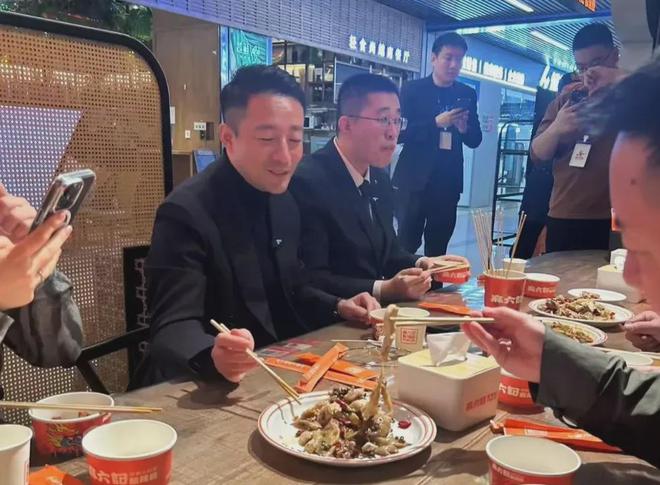 麻六记小井现身北京汪小菲全程陪同规格高两人同坐一起用餐！(图4)